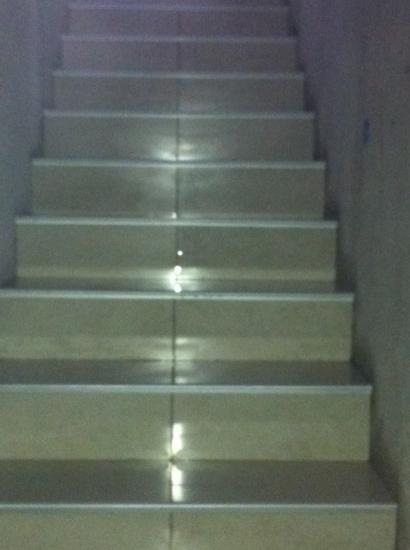 escalier carrelage poli brillant